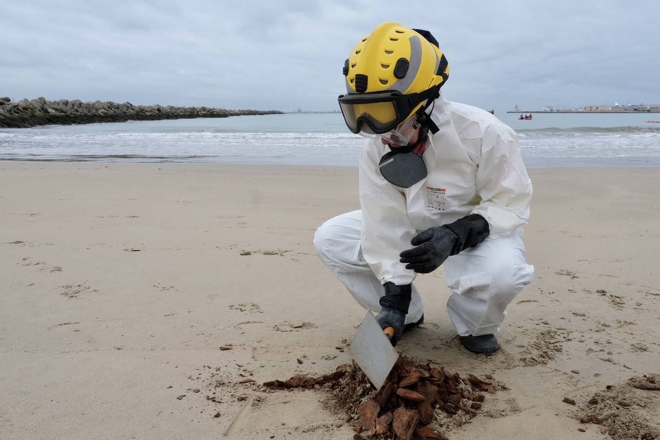 El Puerto se prepara para combatir un vertido de 3.000 toneladas de fueloil