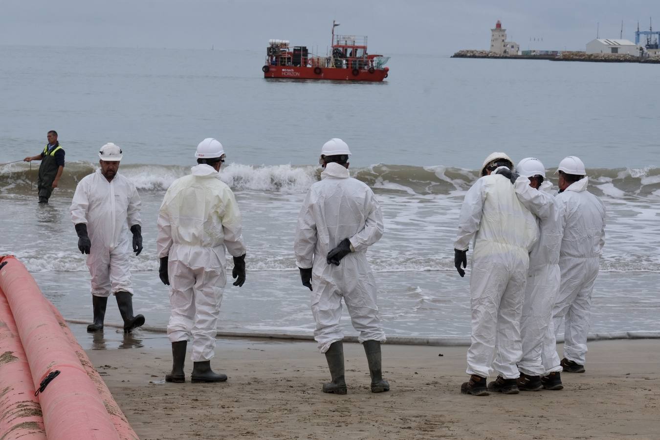 El Puerto se prepara para combatir un vertido de 3.000 toneladas de fueloil