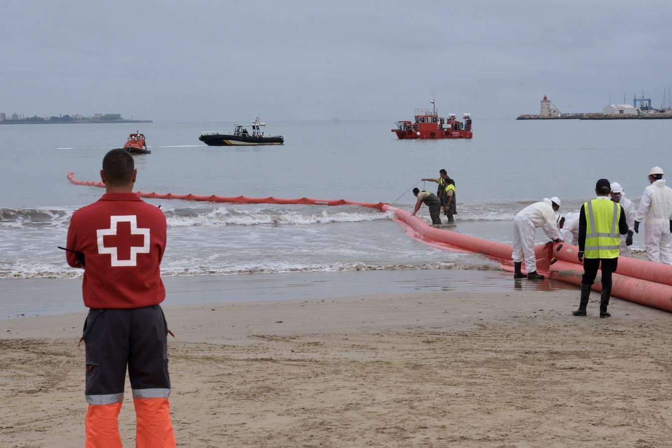 El Puerto se prepara para combatir un vertido de 3.000 toneladas de fueloil