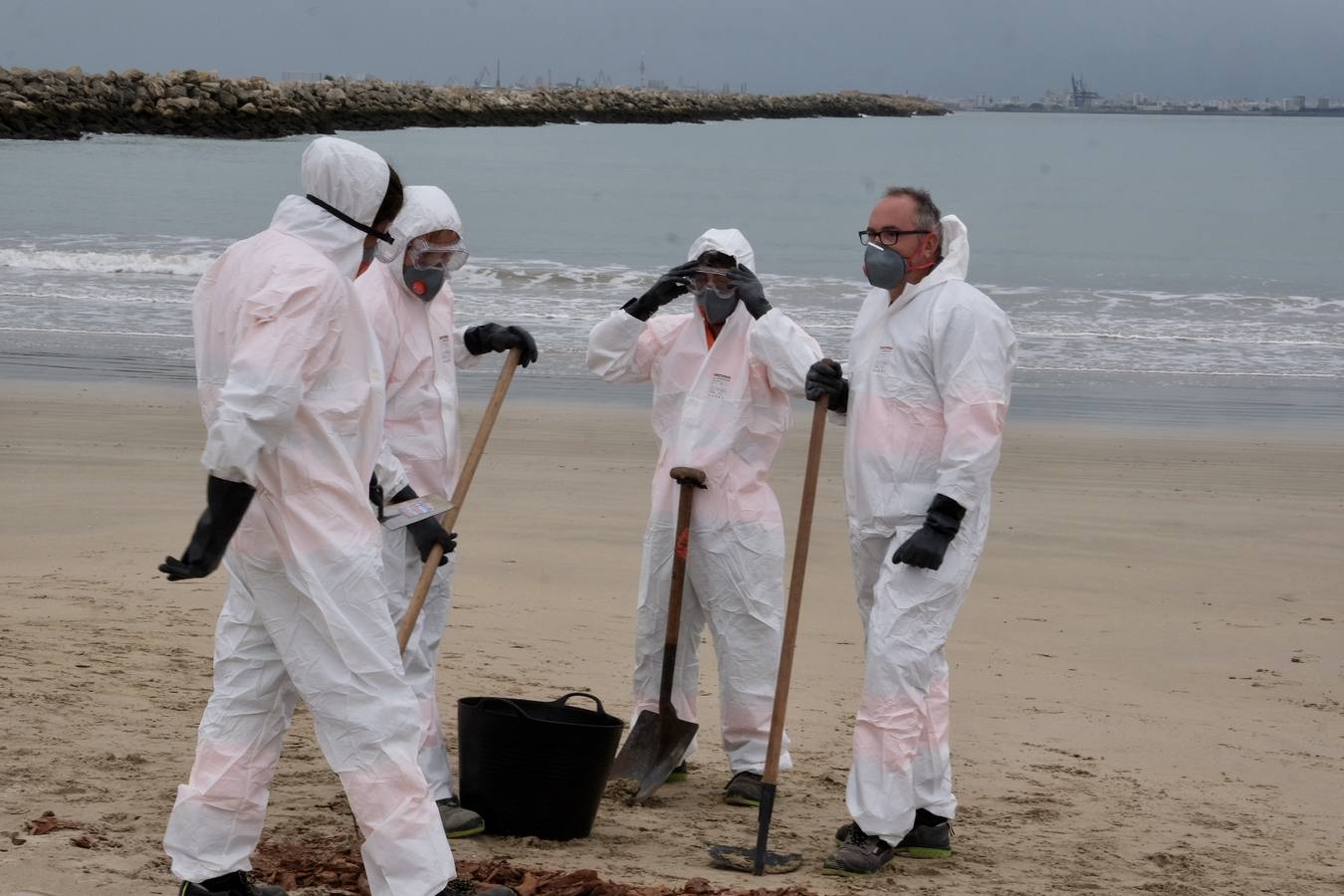 El Puerto se prepara para combatir un vertido de 3.000 toneladas de fueloil