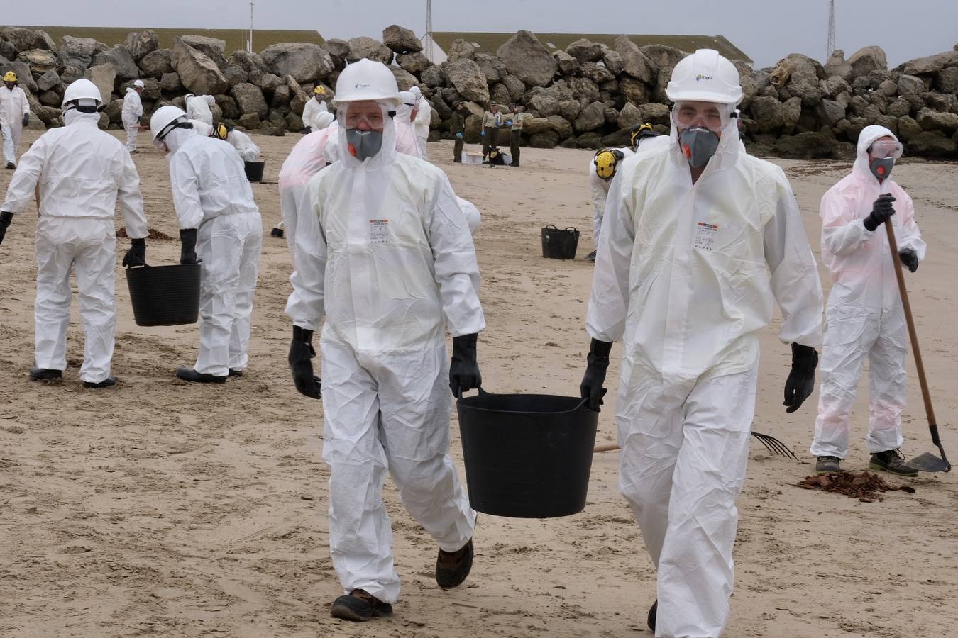 El Puerto se prepara para combatir un vertido de 3.000 toneladas de fueloil