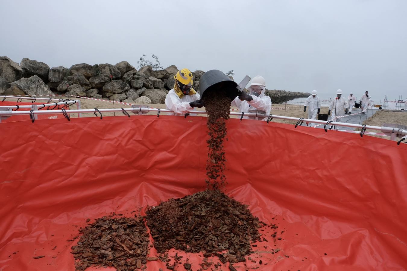 El Puerto se prepara para combatir un vertido de 3.000 toneladas de fueloil