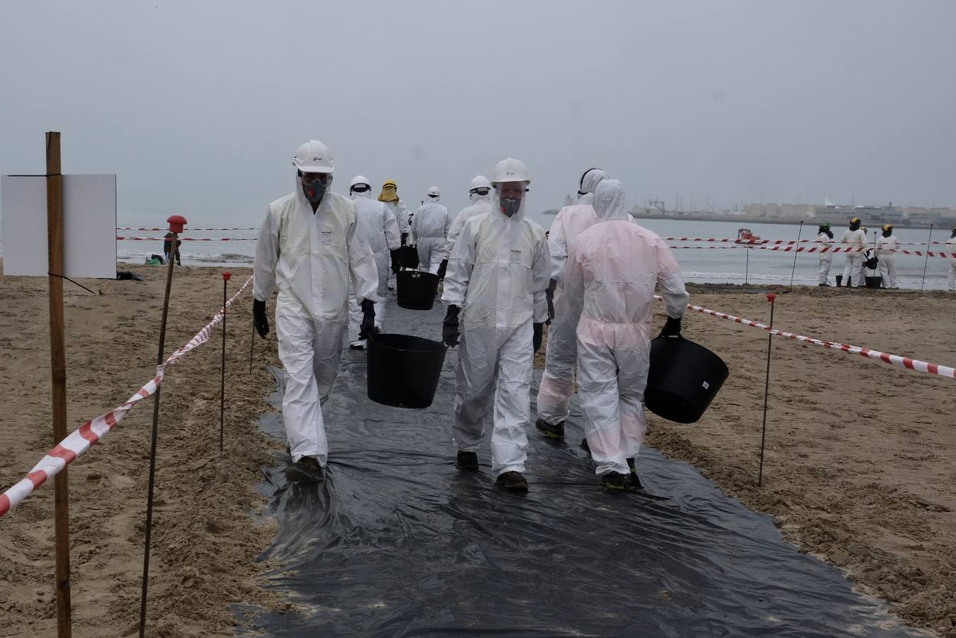 El Puerto se prepara para combatir un vertido de 3.000 toneladas de fueloil