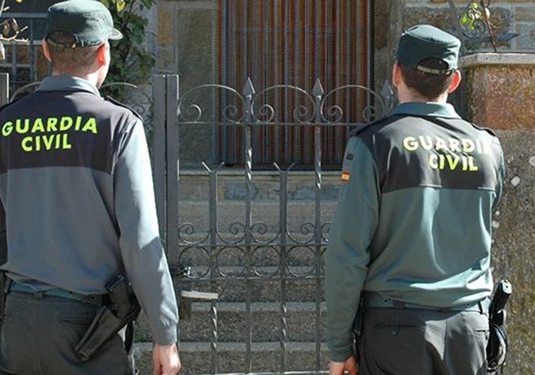 Un octogenario y una mujer de treinta años, detenidos por estafar con alquileres vacacionales en la provincia de Cádiz