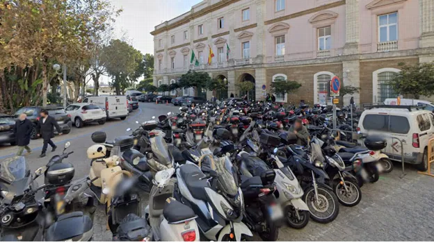 Imagen antes - Desaparecida bolsa de aparcamiento para motos frente a la Diputación de Cádiz