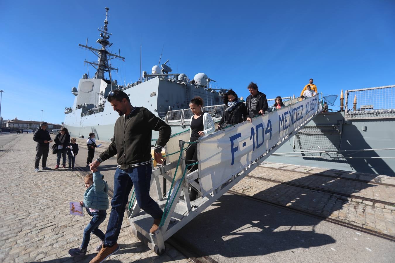 Jornada de puertas abiertas en la fragata Méndez Núñez