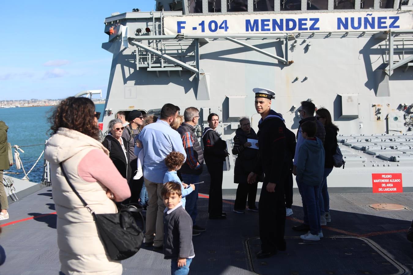 Jornada de puertas abiertas en la fragata Méndez Núñez