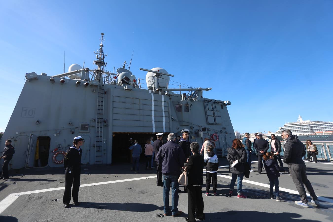 Jornada de puertas abiertas en la fragata Méndez Núñez