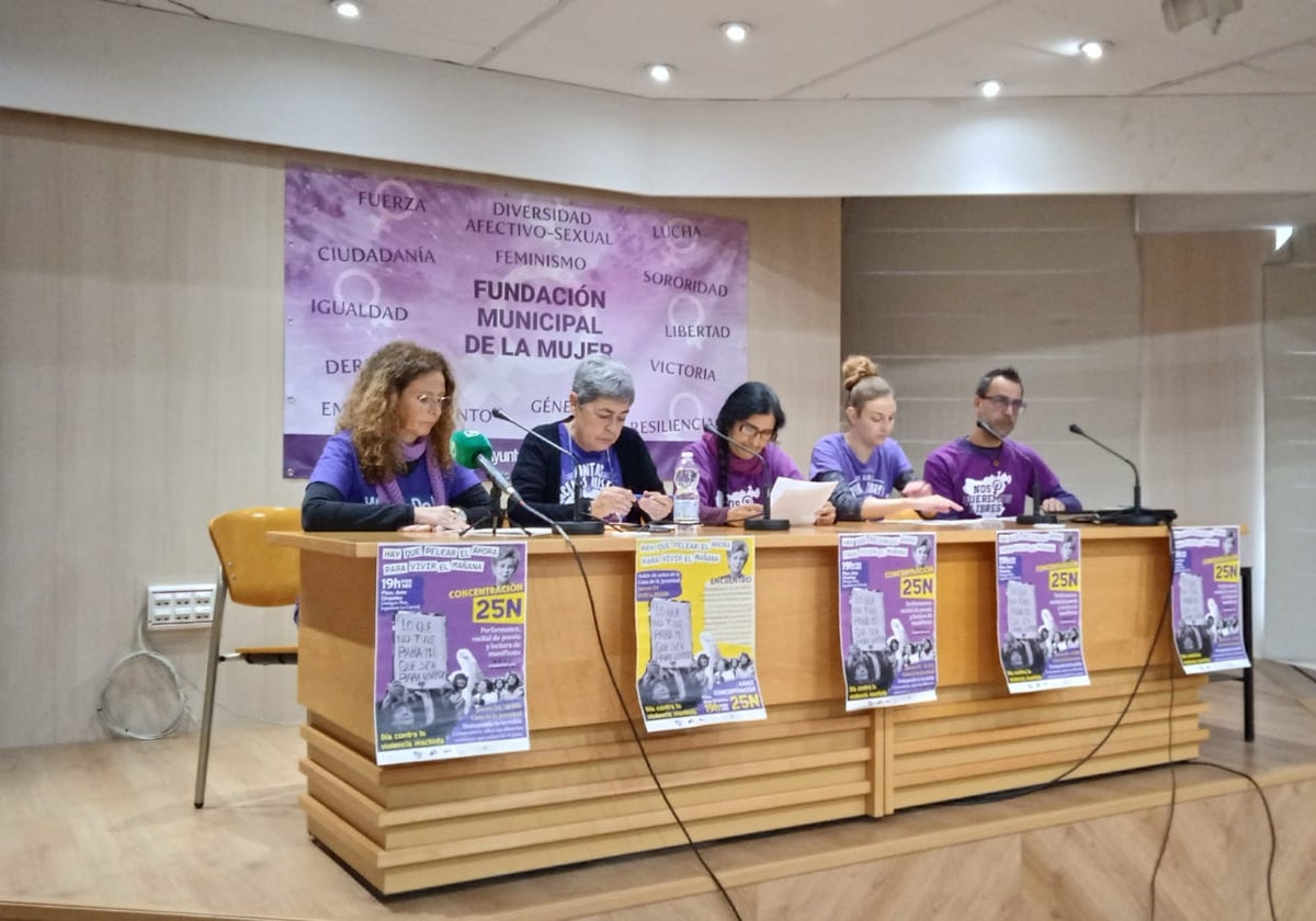 Representantes de la Comisión 8M de Cádiz, durante la rueda de prensa de presentación de los actos.