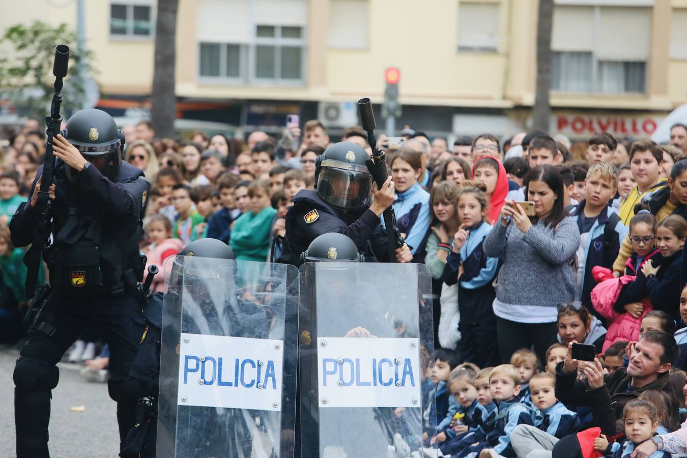 Fotos: Exhibición de los cuerpos de seguridad con motivo del Día Internacional del Niño