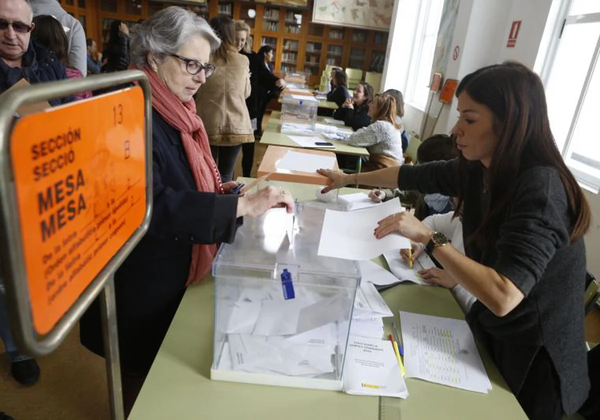 Una mujer vota en un colegio electoral en la convocatoria de abril de 2019.