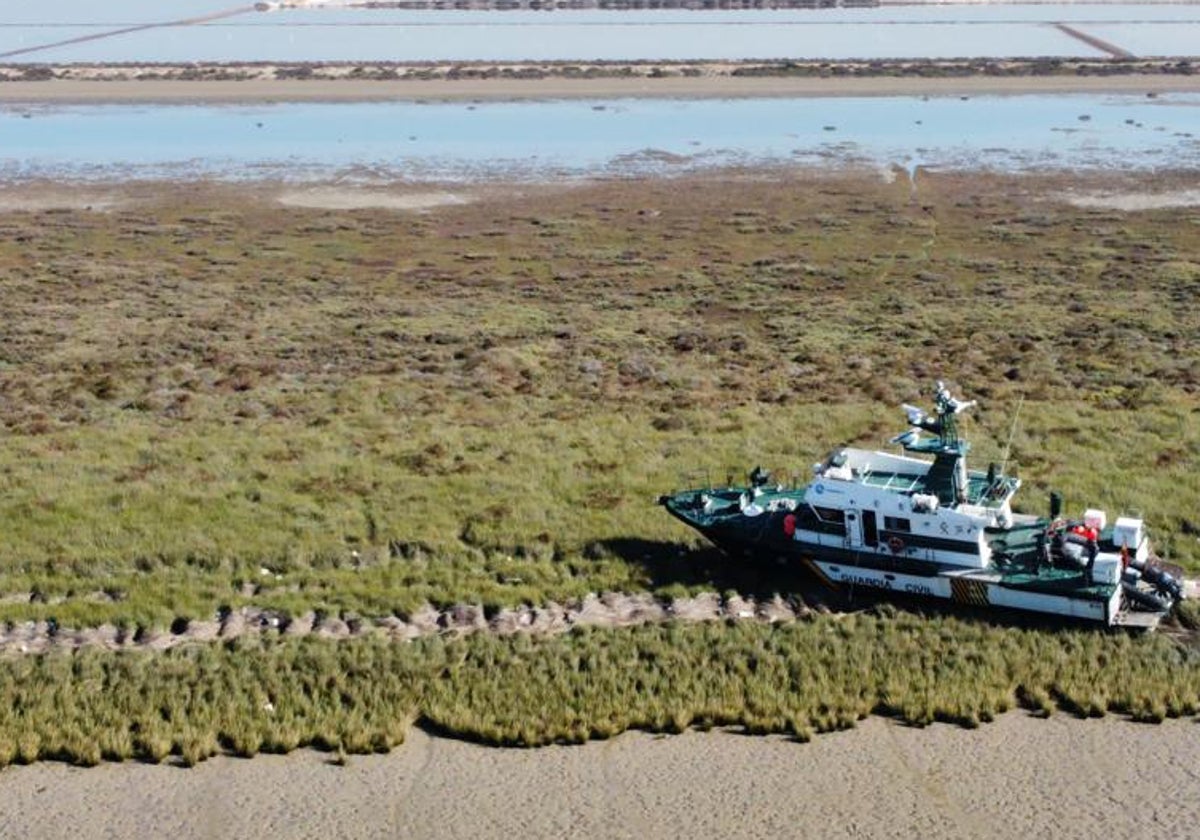 Una patrullera, embarrancada tras una persecución en el Guadalquivir.