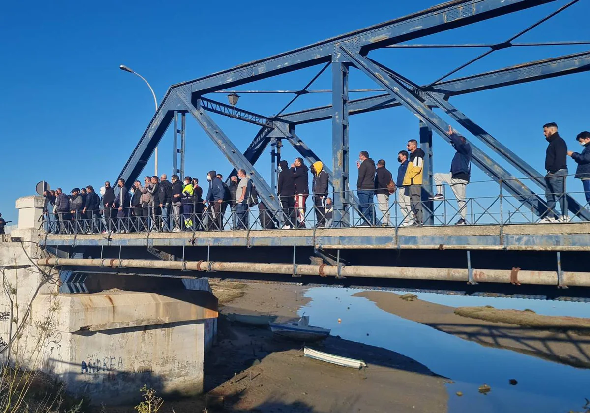 Trabajadores de los Astilleros de San Fernando cruzando el Puente de Hierro