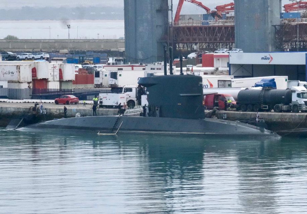 El submarino holandés en el puerto de Cádiz.