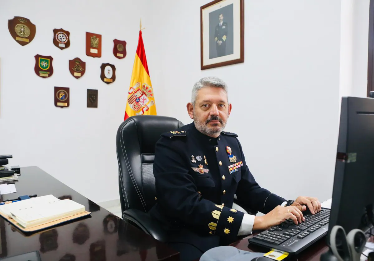 El coronel Ángel Umbría en su despacho en la subdelegación de Defensa.