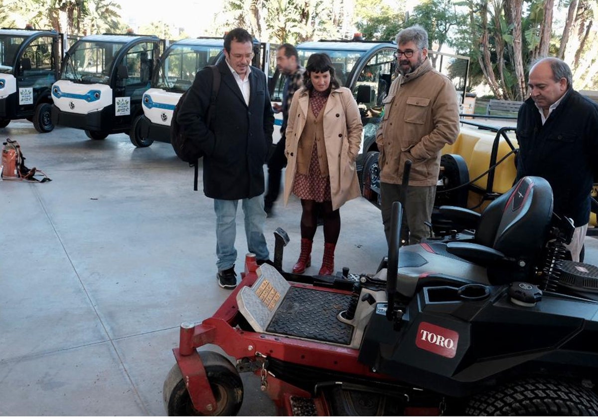 Kichi y la concejala Rocío Sáez, junto a la nueva maquinaria.