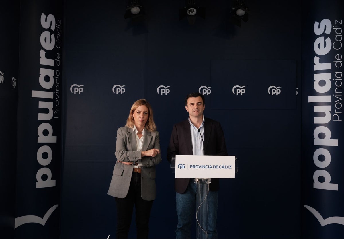 Bruno García, junto a Almudena Martínez del Junco, en la sede del PP.