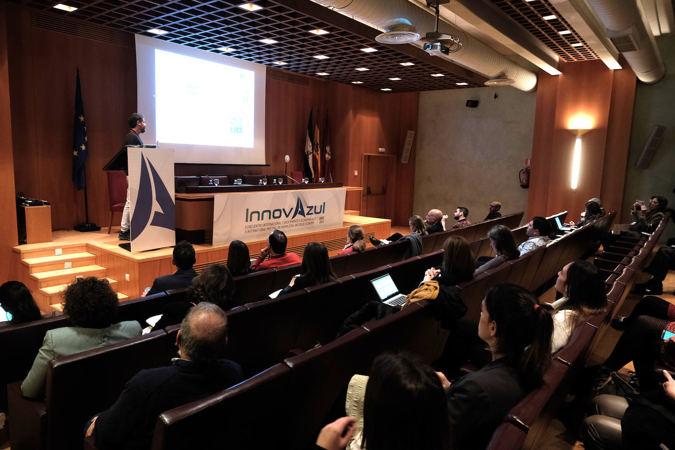 Fotos: Así ha sido el primer día del II Encuentro Internacional de Conocimiento y Economía Azu