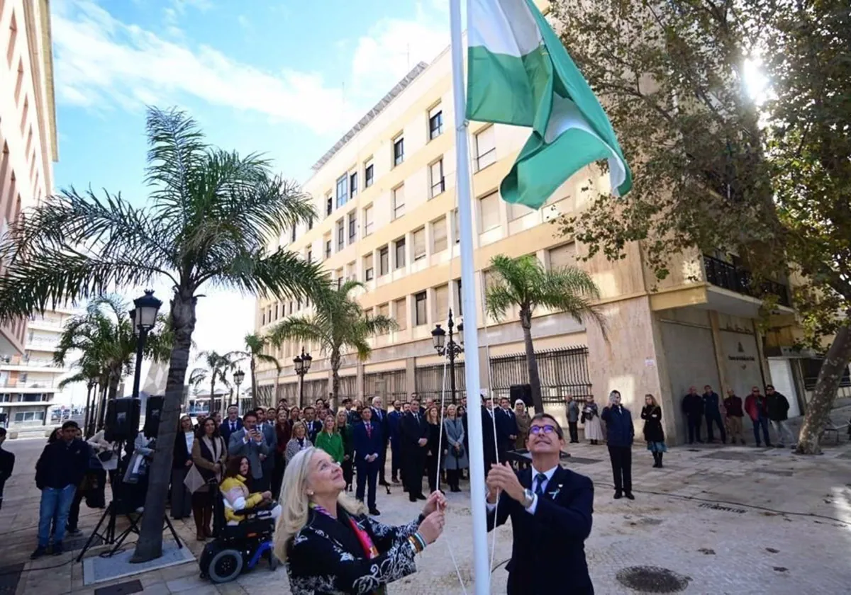 La delegada del Gobierno de la Junta en Cádiz, Mercedes Colombo, y el consejero de Política Industrial y Energía de la Junta de Andalucía, Jorge Paradela, en el acto del Día de la Bandera en Cádiz