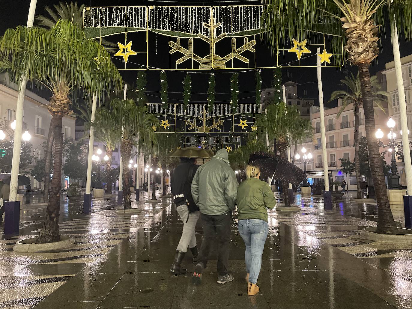 Fotos: El alumbrado navideño de Cádiz se queda a medias