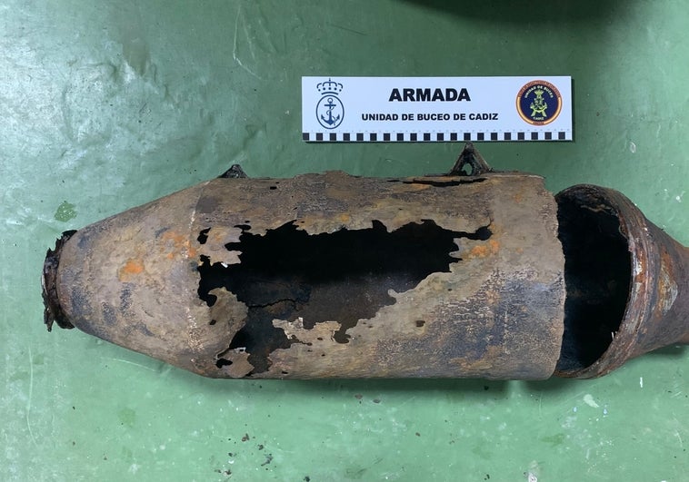 Neutralizan una bomba de aviación de la Segunda Guerra Mundial frente a una playa de Cádiz