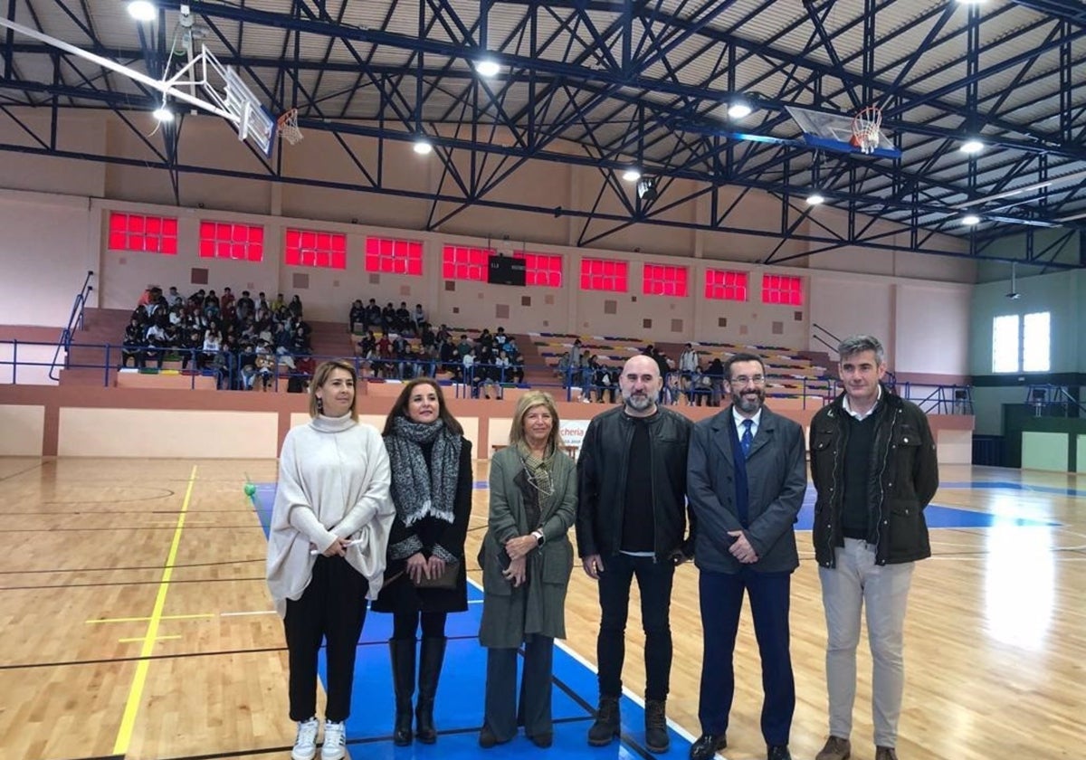 Isabel Paredes con el alcalde de La Línea en el pabellón de deportes.