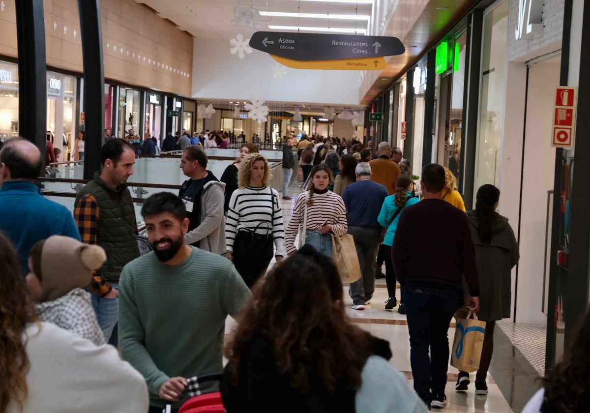 Fotos: Día festivo de lleno en los centros comerciales de la provincia