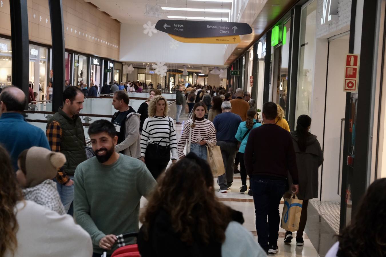 Fotos: Día festivo de lleno en los centros comerciales de la provincia