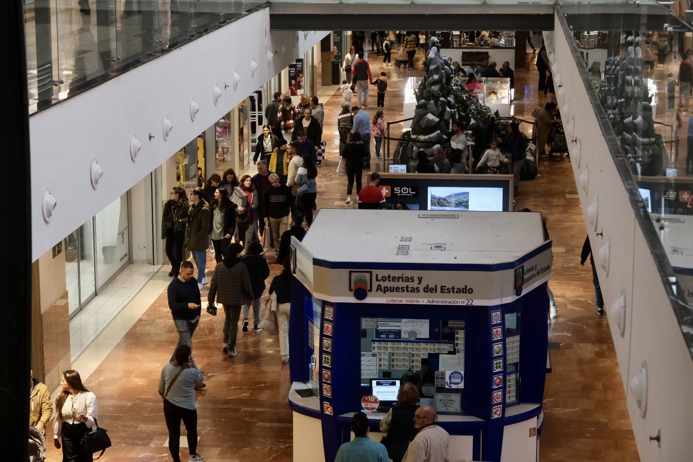 Fotos: Día festivo de lleno en los centros comerciales de la provincia