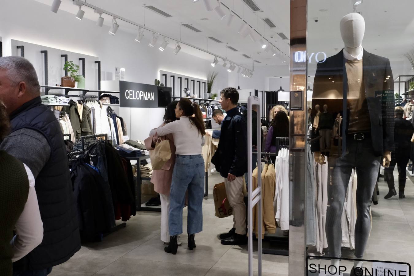 Fotos: Día festivo de lleno en los centros comerciales de la provincia