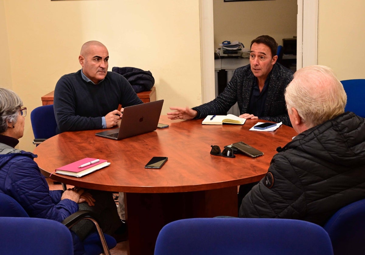 Los ediles populares reunidos con los miembros de la asociación Trébol de Corazones.