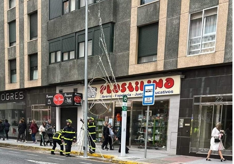 Cae parte del alumbrado de Navidad de la Avenida en Cádiz por el temporal