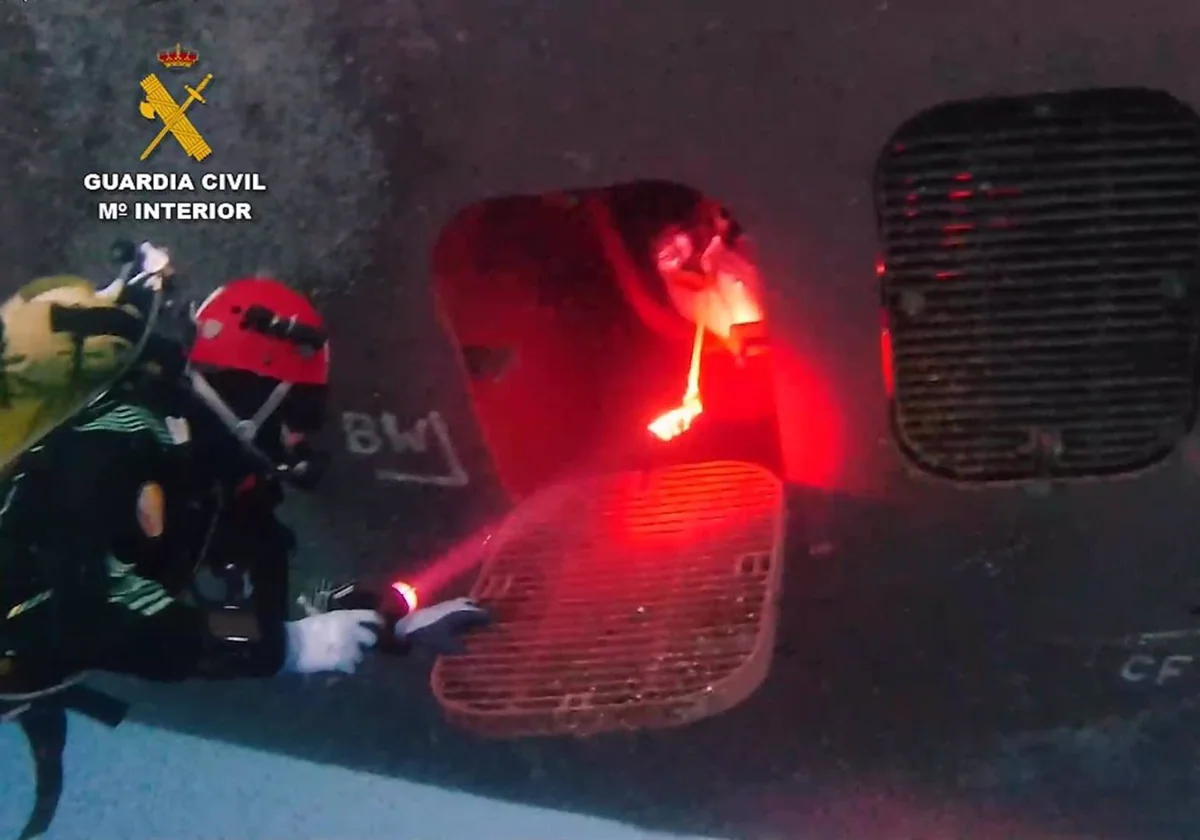 Decomisados 56 kilos de cocaína adosados en la parte sumergida del casco de un barco en Algeciras