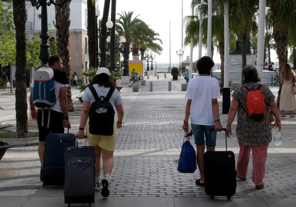 Varios turistas pasean por la Plaza de San Juan de Dios de Cádiz.