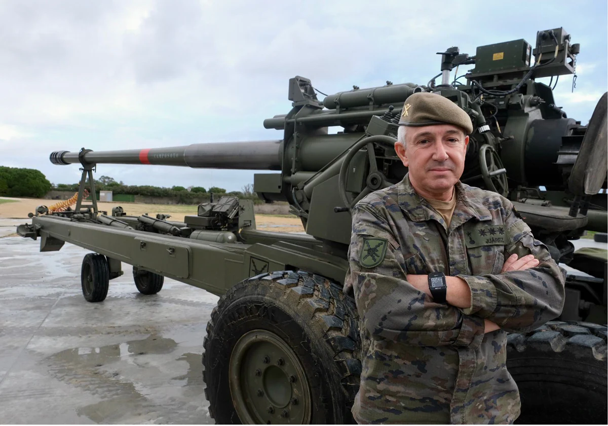El coronel Julián González con una de las piezas de artillería con las que cuenta el RACTA 4.