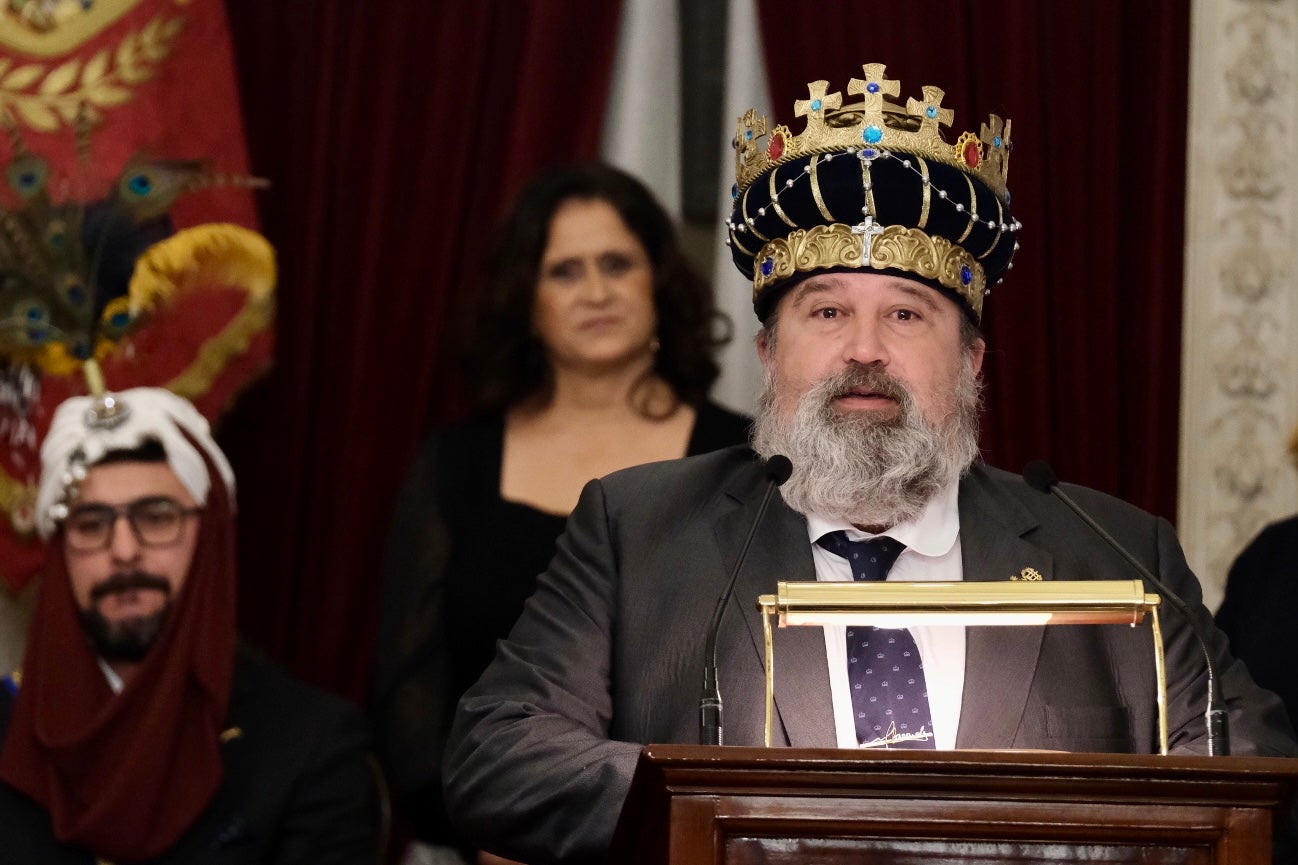 Fotos: el traspaso de coronas de los Reyes Magos de Cádiz