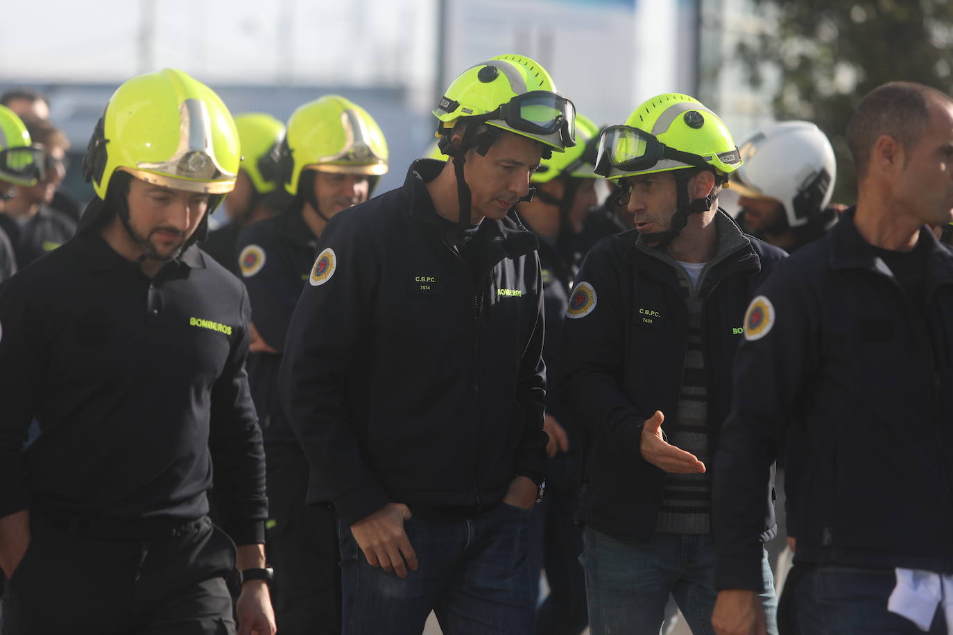 Vídeo y fotos: la protesta de los bomberos en Cádiz