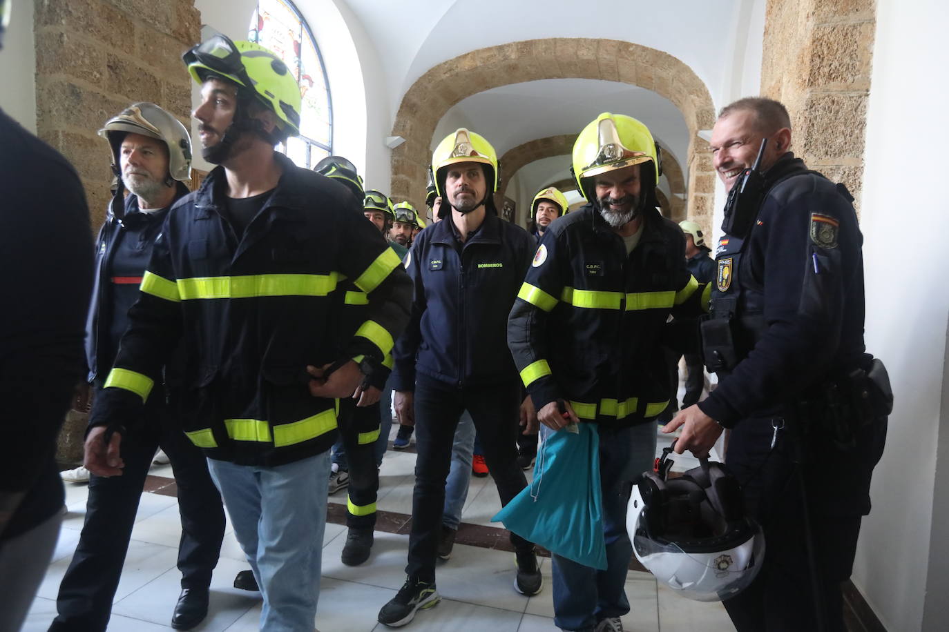 Vídeo y fotos: la protesta de los bomberos en Cádiz
