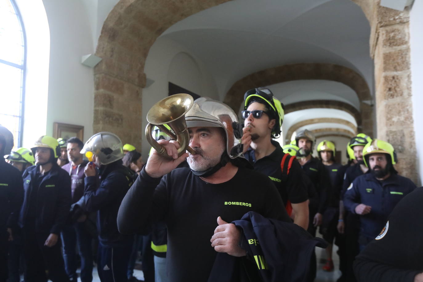 Vídeo y fotos: la protesta de los bomberos en Cádiz