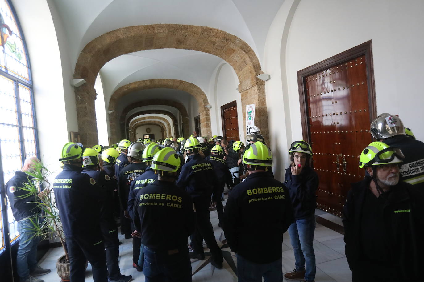 Vídeo y fotos: la protesta de los bomberos en Cádiz
