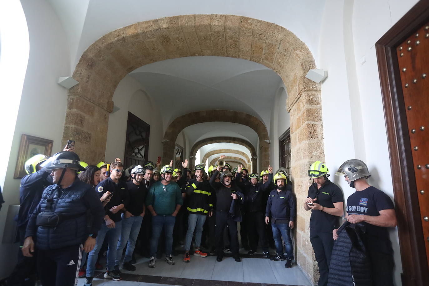 Vídeo y fotos: la protesta de los bomberos en Cádiz