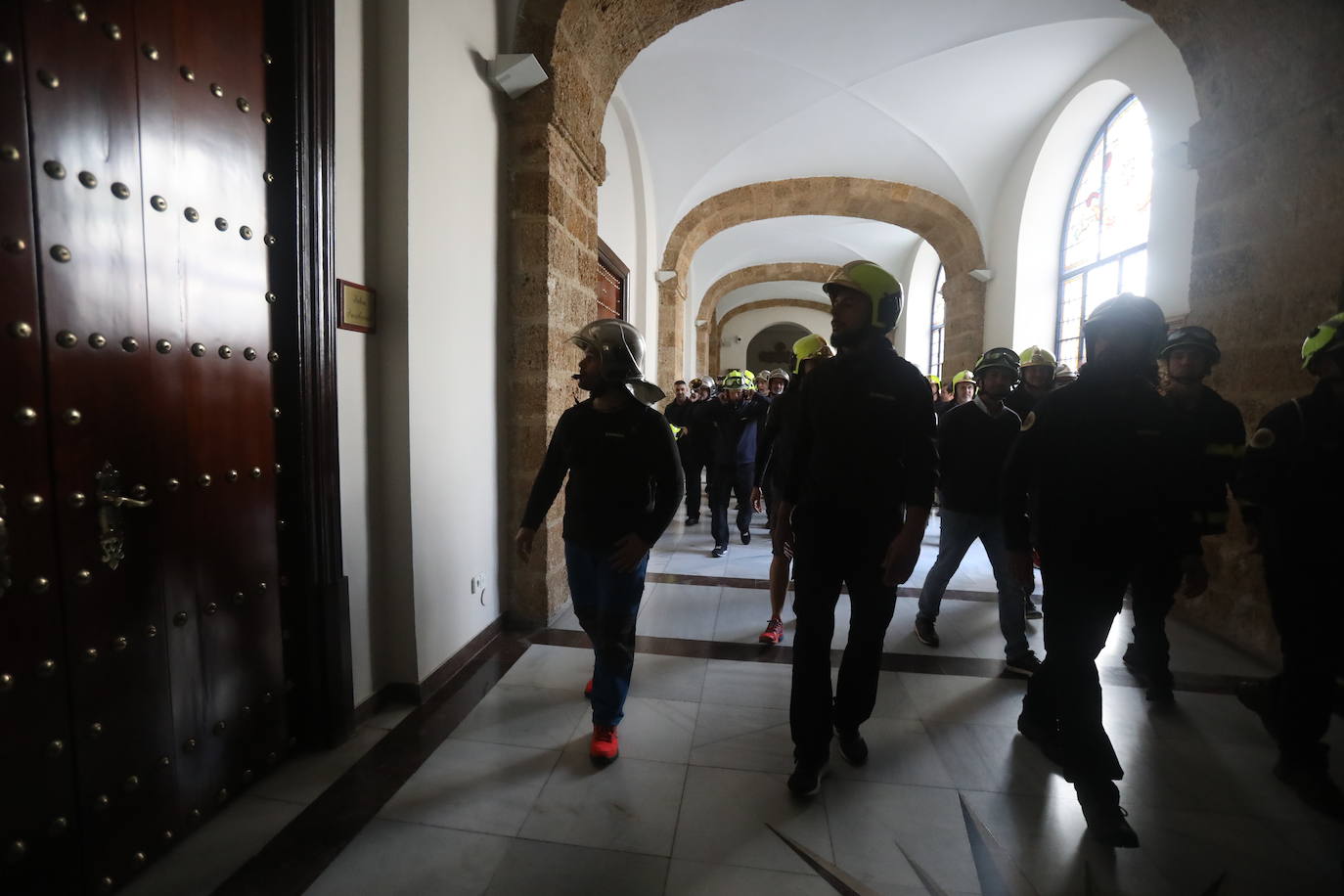 Vídeo y fotos: la protesta de los bomberos en Cádiz