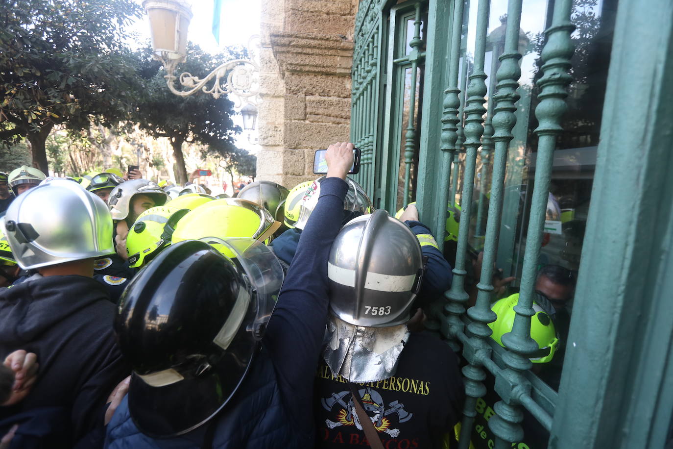 Vídeo y fotos: la protesta de los bomberos en Cádiz