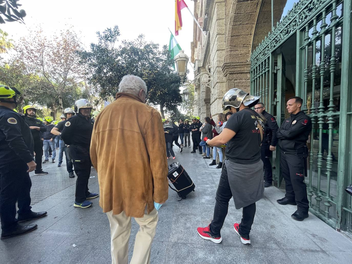 Vídeo y fotos: la protesta de los bomberos en Cádiz