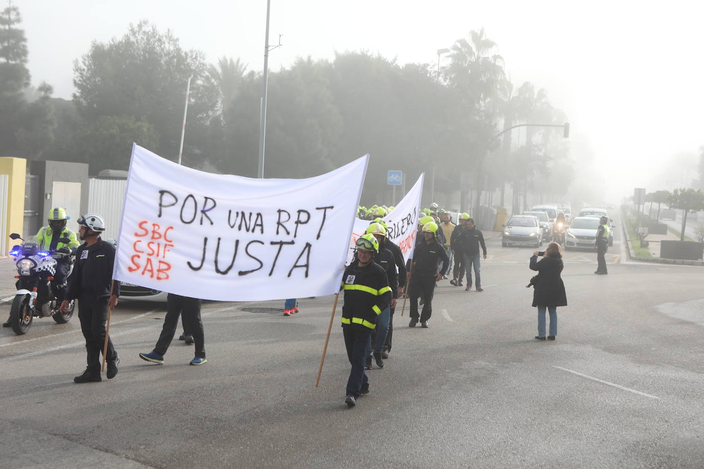 Vídeo y fotos: la protesta de los bomberos en Cádiz