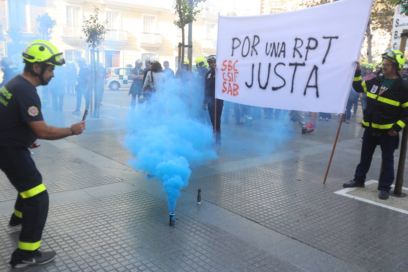 Vídeo y fotos: la protesta de los bomberos en Cádiz