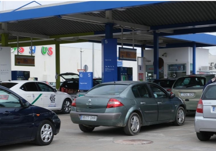 Alertan de colas en las gasolineras de Cádiz tras quedar eliminado el descuento de los carburantes