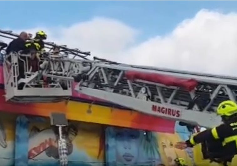 Vídeo: Rescatan a tres niños atrapados a siete metros de altura de una atracción en Jerez