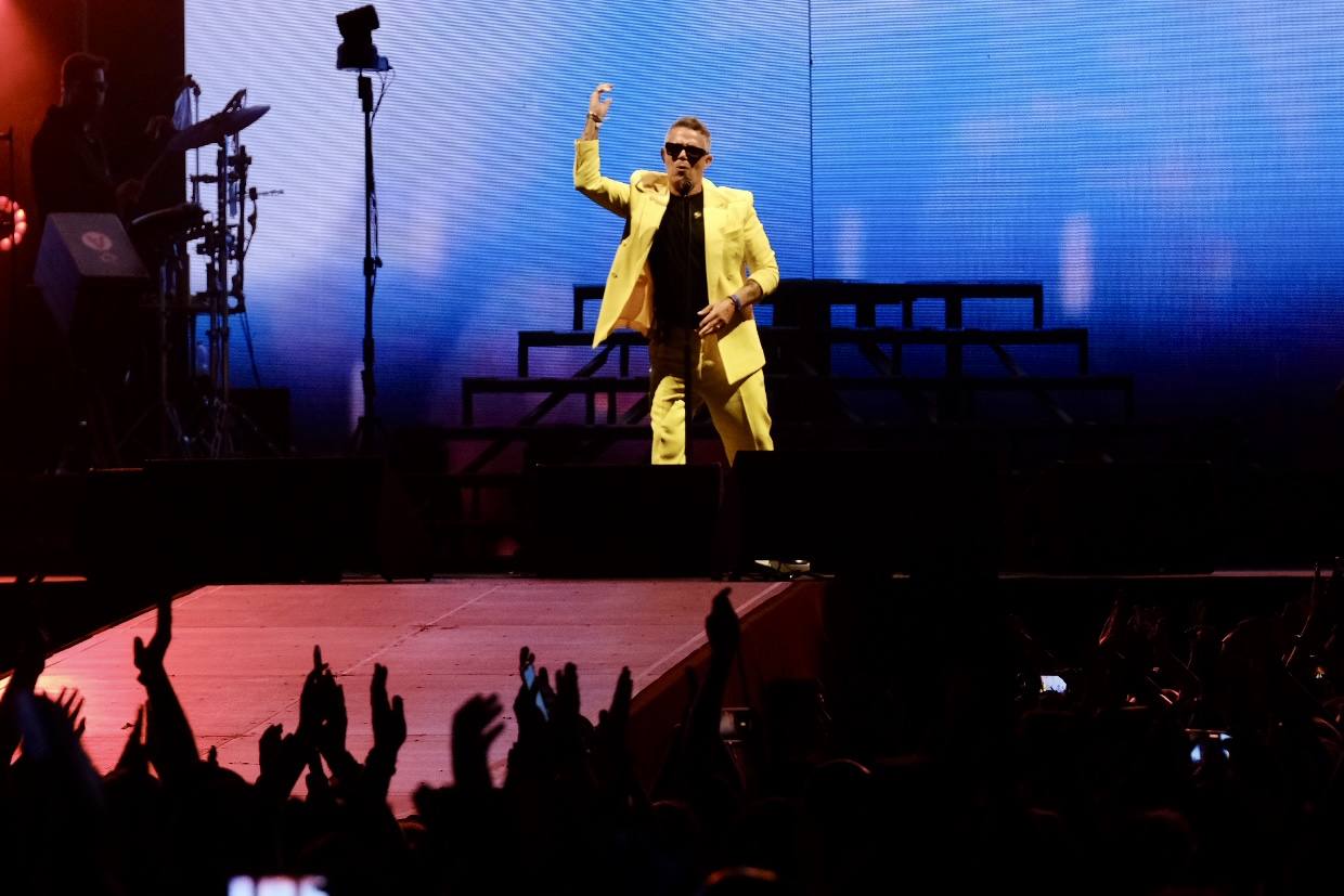 8 de julio. El artista madrileño alcalaíno Alejandro Sanz ofreció este verano un doble concierto en el Carranza para una legión de incondicionales que no dejaron de corear sus temas ni un solo momento. El cantante, muy vinculado a la provincia, se entregó durante los dos conciertos, en los que estuvo muy participativo con el público y en los que exhibió su completa conexión con la ciudad. No faltaron ni los grandes clásicos ni sus últimos 'hits'.