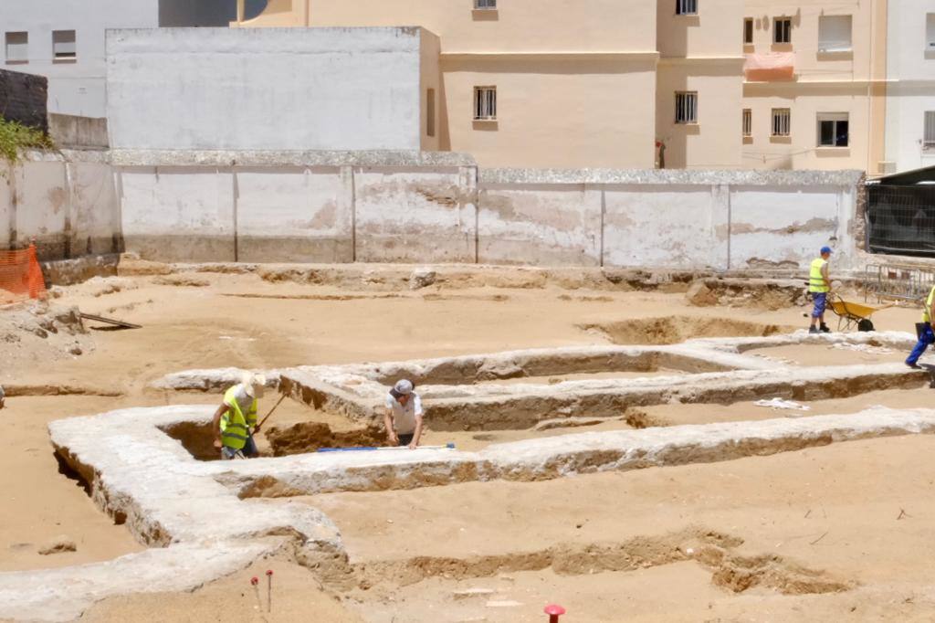 11 de julio. Cuando se repite que Cádiz es un tesoro, no se está exagerando un ápice. Las obras realizadas este verano en el chalé de Cerón dejaron al descubierto los restos de una antigua muralla, probablemente romana. Ya en ese entorno, en la calle General Ricardos, había aparecido unos restos con anterioridad.